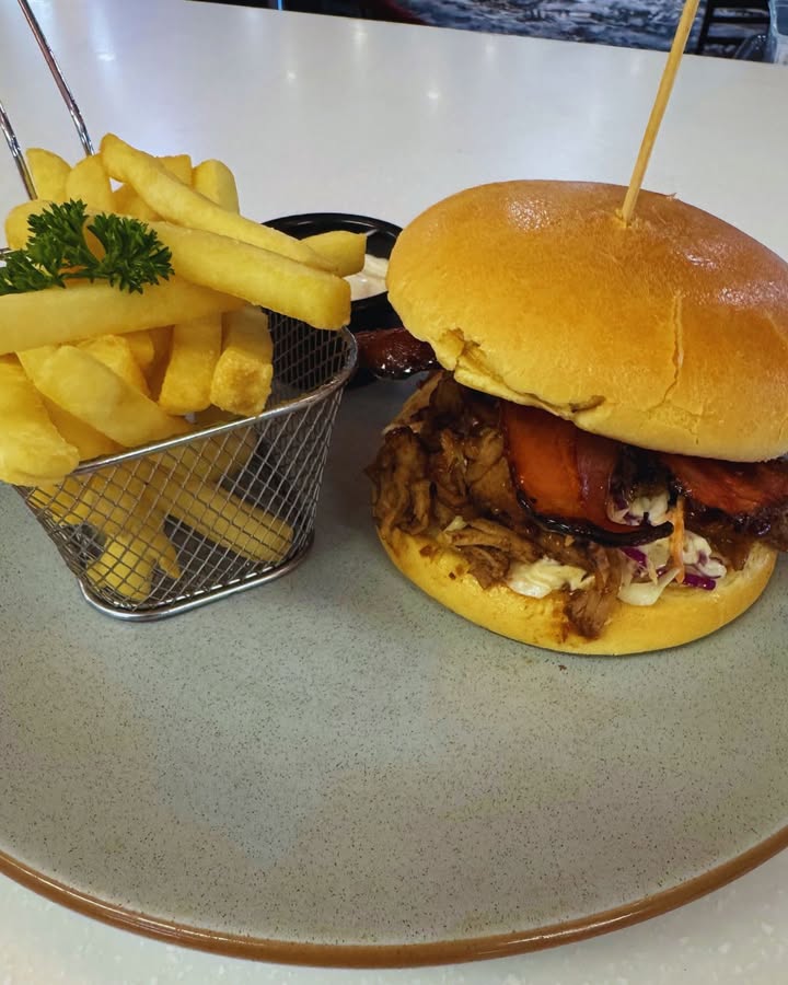 Featured image for “The 3 Little Pigs Burger: A Bacon Lover’s Paradise at Singleton Diggers”